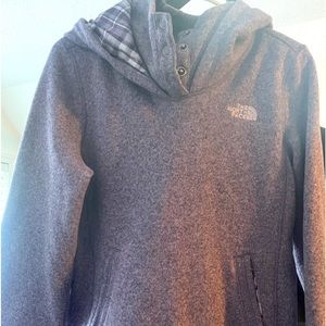 Woman’s North face SOLDcomfortable pullover sweater with hood size medium